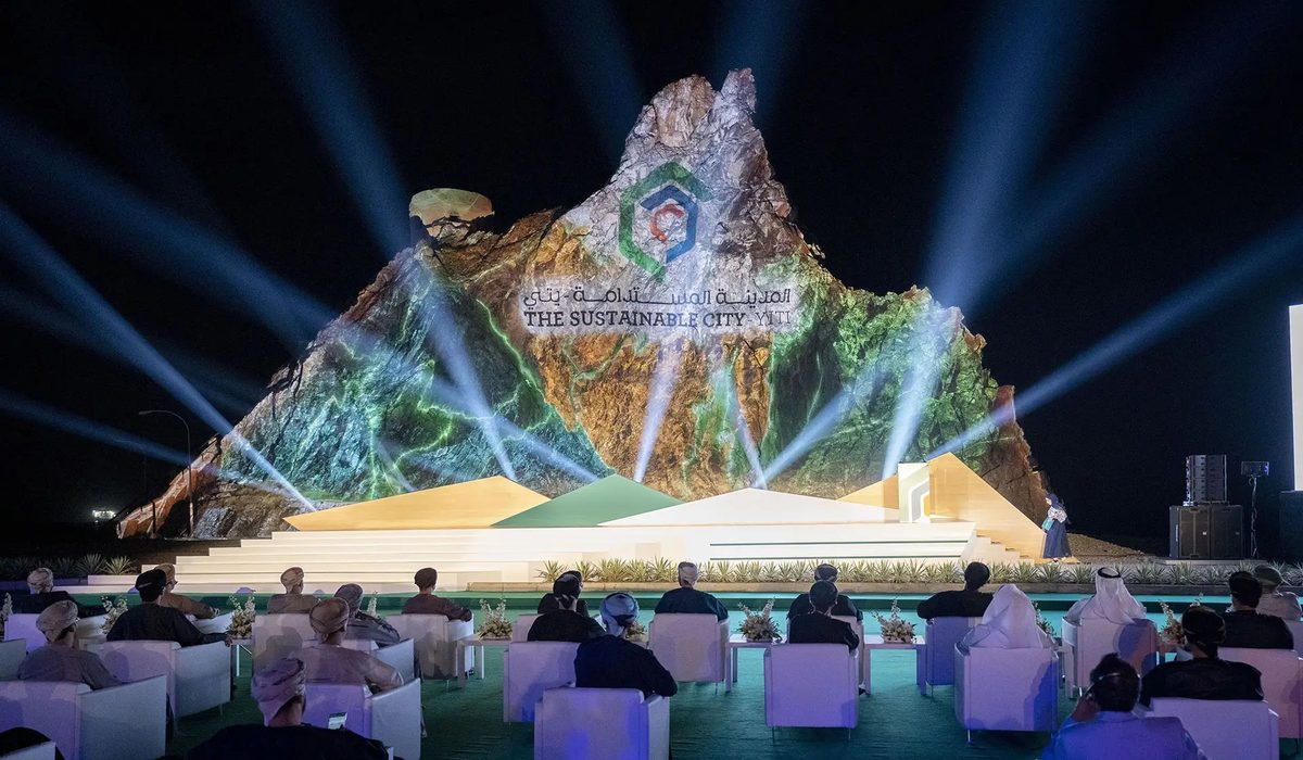 Presentation of The Sustainable City Yiti with the city projected onto a mountain